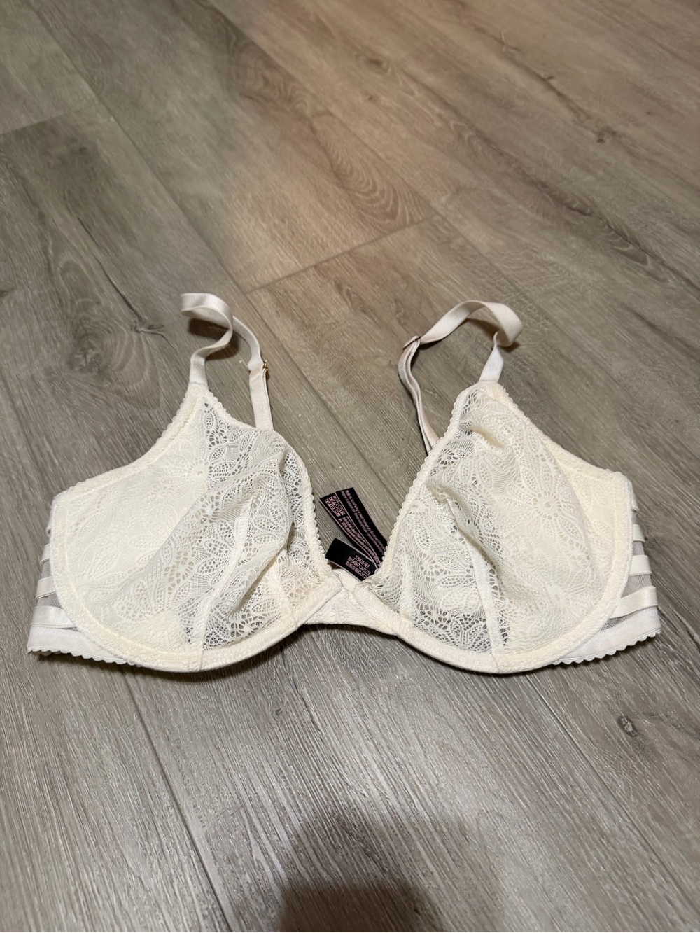 Victoria's Secret 34DD Great Condition Cream White Bra - Picture 6 of 6